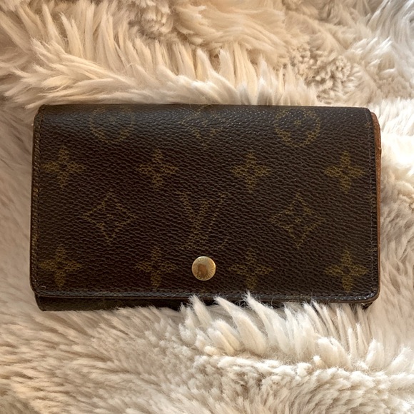 LOUIS VUITTON SNAP CLOSURE WALLET - Picture 1 of 12